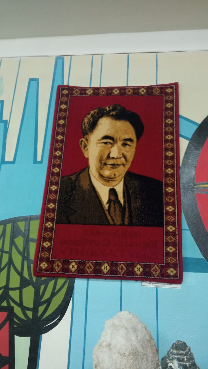 Mýzeı tórindegi toqyma portret