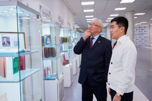 Almatyda 350-den astam sırek kitap kórmege qoıyldy