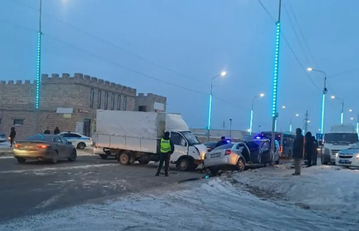 Mańǵystaýda úsh kólik soqtyǵysty: Bir adam aýrýhanaǵa jetkizildi