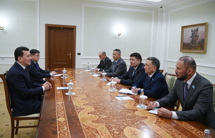 Májilistegi fraksııa jetekshilerimen kezdesti