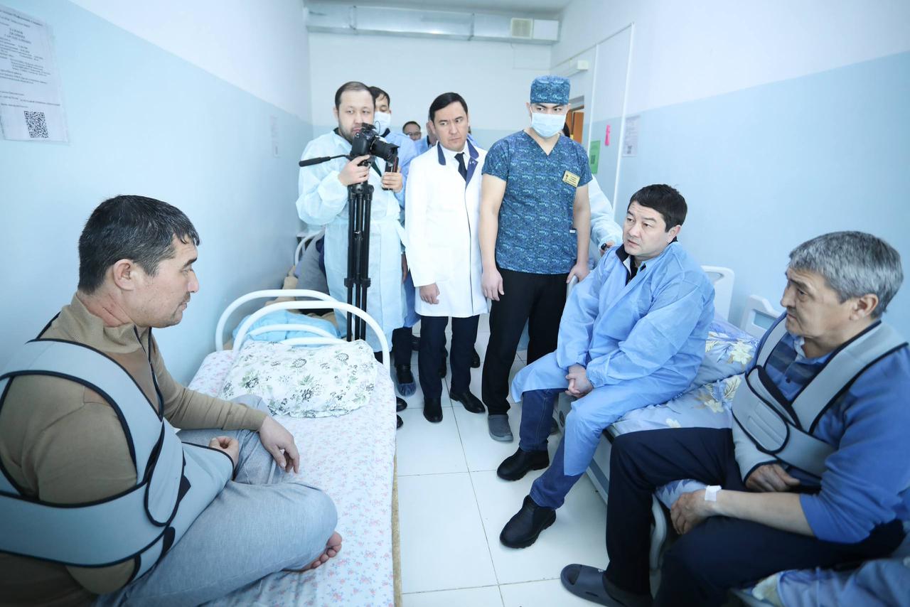 Mańǵystaýda iri jol apaty boldy: Ákim zardap shekkenderdiń jaǵdaıymen tanysty