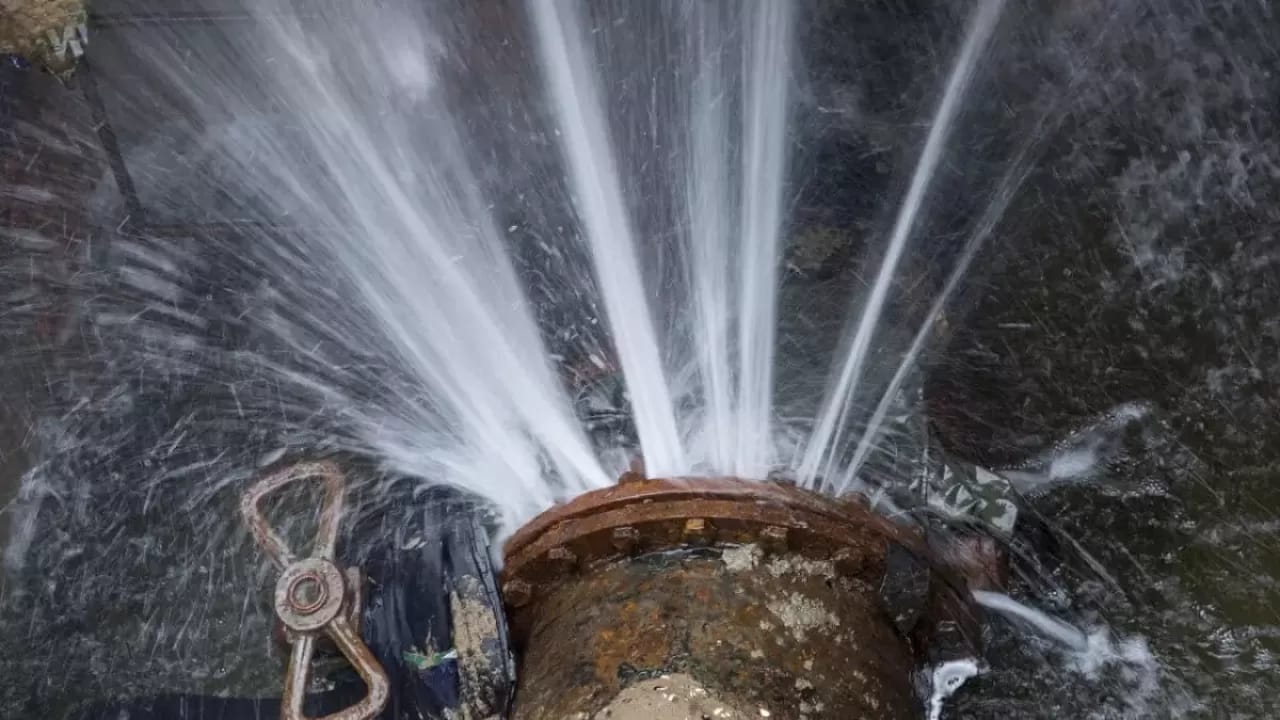 Qostanaıda sý qubyry jaryldy: Turǵyndar qaqaǵan sýyqta sýsyz otyr