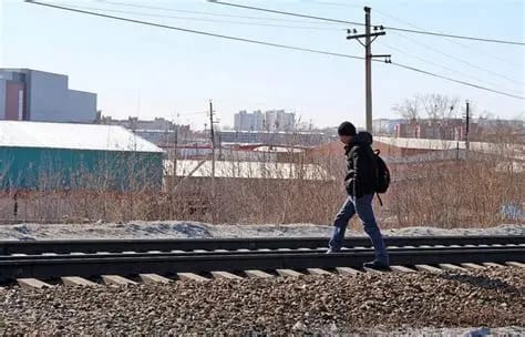 Qyzylordada temirjoldy kesip ótetinder kóbeıdi