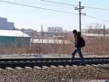 Qyzylordada temirjoldy kesip ótetinder kóbeıdi