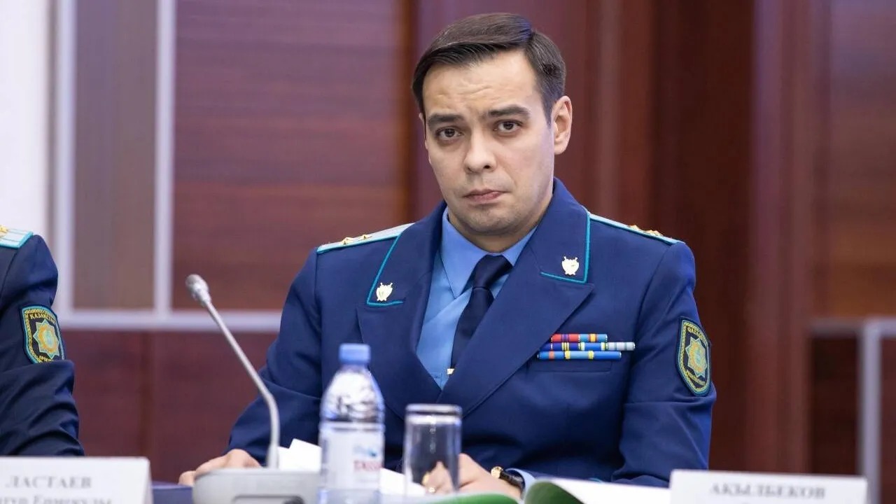 Artýr Lastaev Konstıtýsııada ómir súrý quqyǵynyń absolıýttik basymdyǵyn bekitýdi usyndy