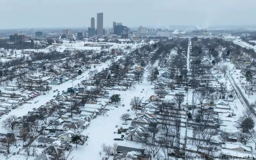 Amerıkany aqtútek boran basty: 139 myń adam jaryqsyz qalyp, tótenshe jaǵdaı jarııalandy