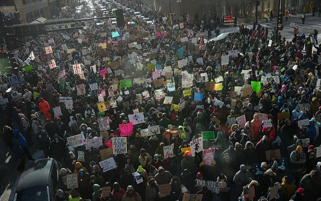 AQSh-taǵy ımmıgrasııalyq daǵdarys: Mınneapolıs turǵyndary Tramp saıasatyna qarsy kóterildi