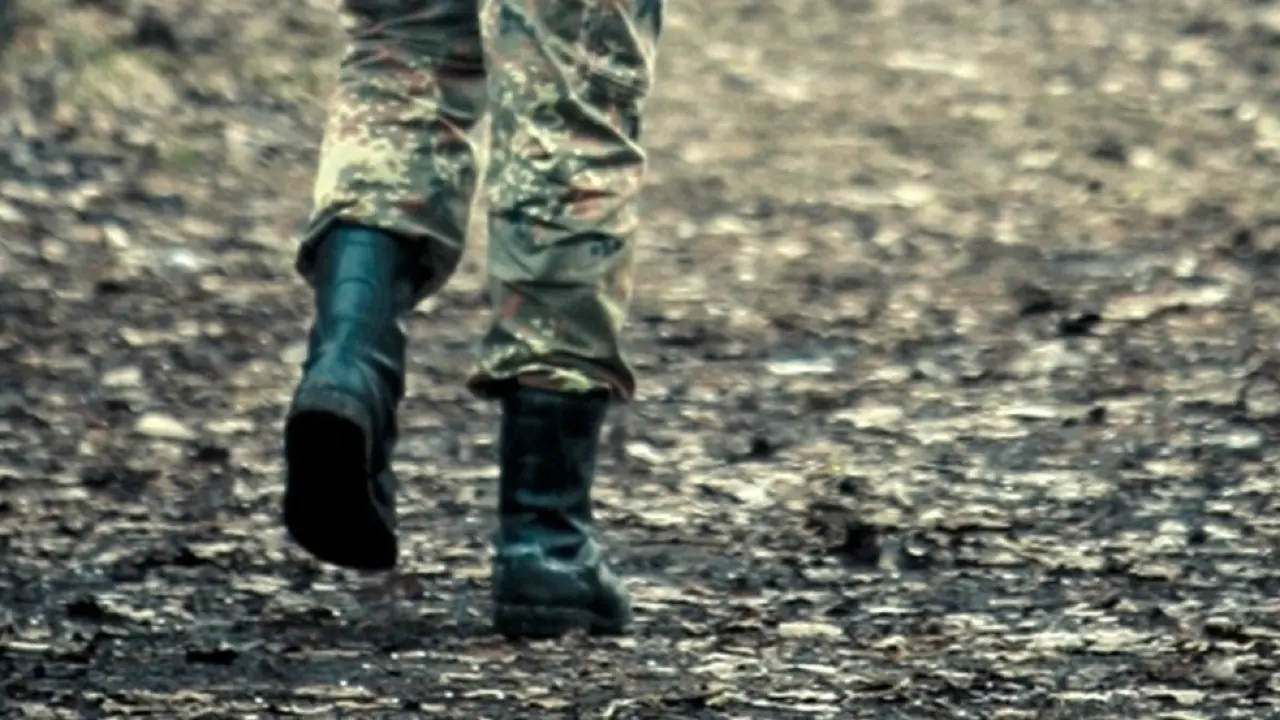 О́skemendegi áskerı bólimde sarbaz ózine qol jumsady