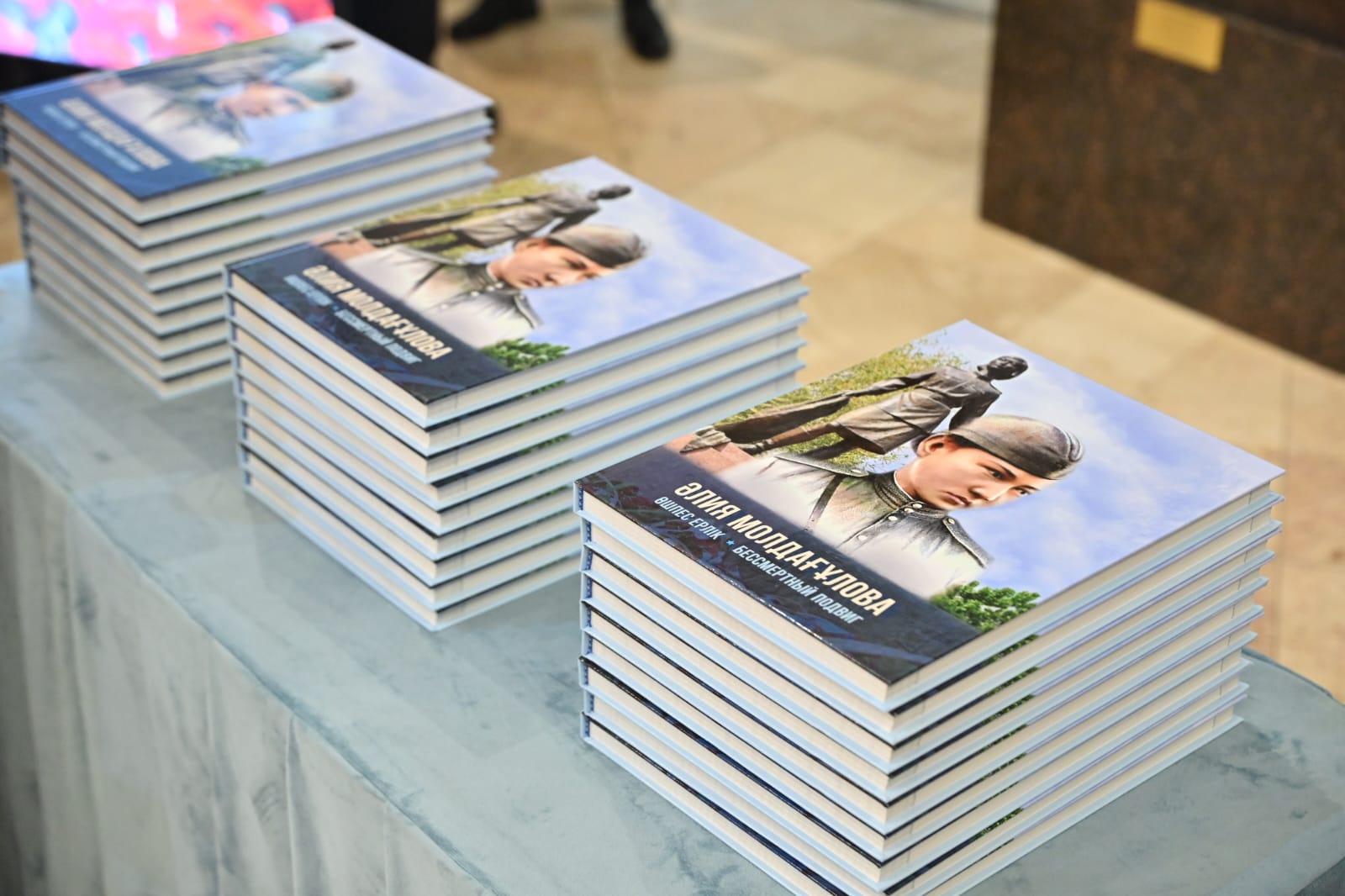 «Álııa Moldaǵulova. О́shpes erlik»: Batyrǵa arnalǵan ensıklopedııalyq jınaq jaryq kórdi