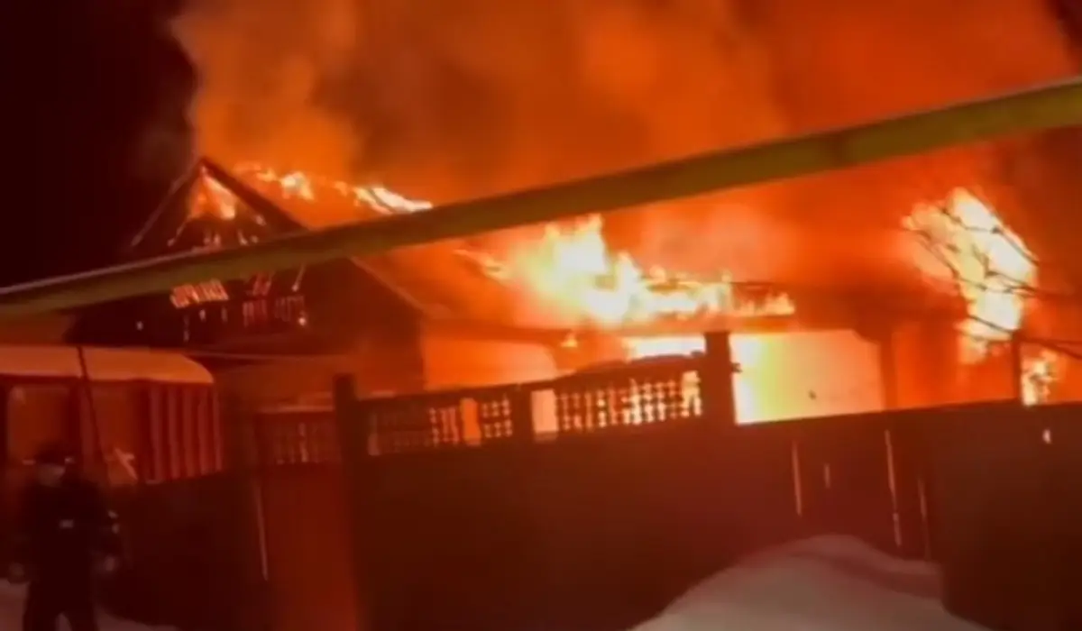 BQO-da jeke turǵyn úı órtendi: 3 adam qaza tapty