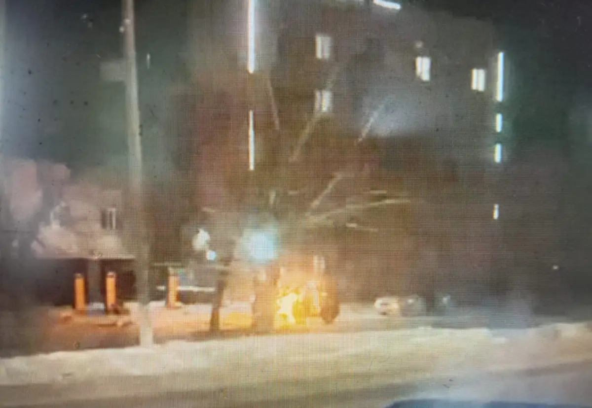 Semeıde er adam polısııanyń qyzmettik kólikterin órtep jiberdi