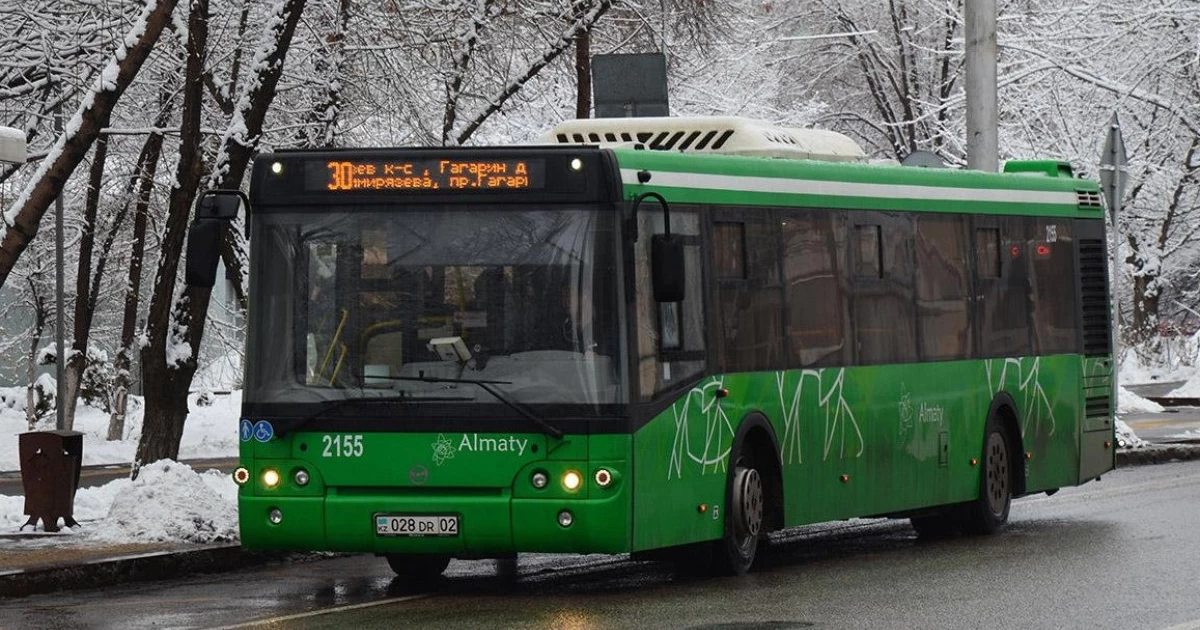 Almatyda avtobýs júrgizýshisi jol ústinde kóz jumdy