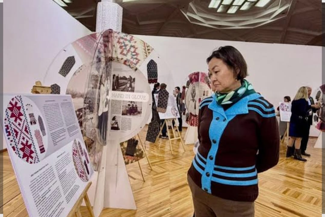 Almatyda eston qolǵaptarynyń kórmesi ashyldy