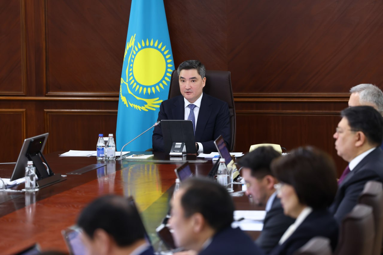 Oljas Bektenov: Balalar men jasóspirimder fastfýd pen energetıkalyq sýsyndarǵa táýeldi