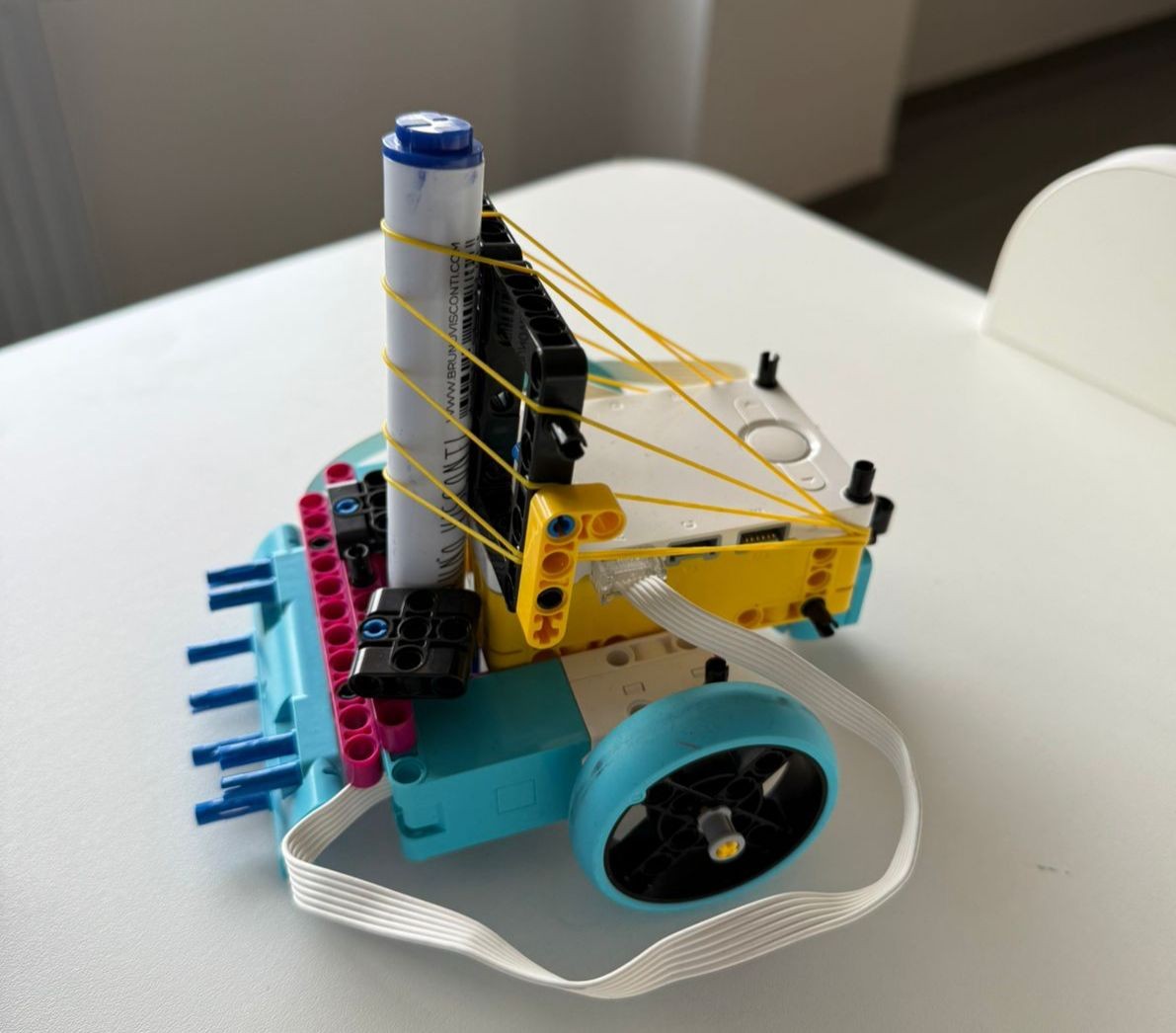 Elordalyq oqýshylar úsh kúnde erekshe robot qurastyryp shyǵardy