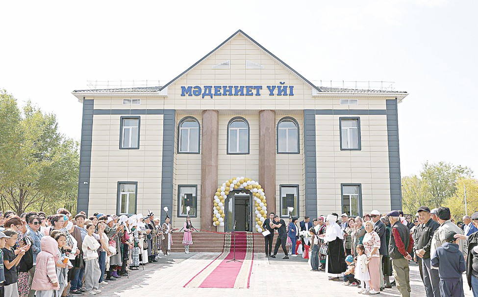 Jetisý mádenıeti jandana tústi