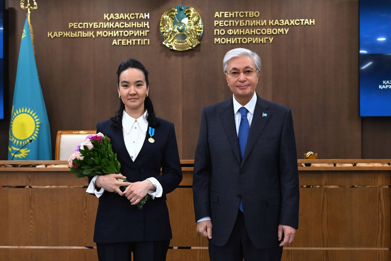 Qarjylyq monıtorıng agenttiginiń bir top qyzmetkeri memlekettik nagradamen marapattaldy