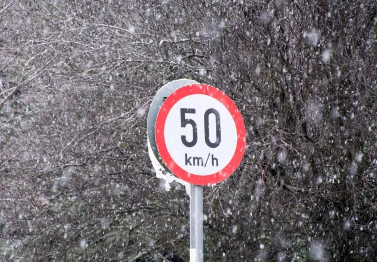 Mınıstrlik: Úsh kúnde 40 myńnan astam jol erejesin buzý deregi tirkeldi