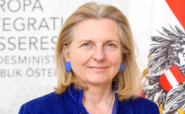 Avstrııa eks-mınıstr Karın Knaısldi azamattyǵynan aıyrady