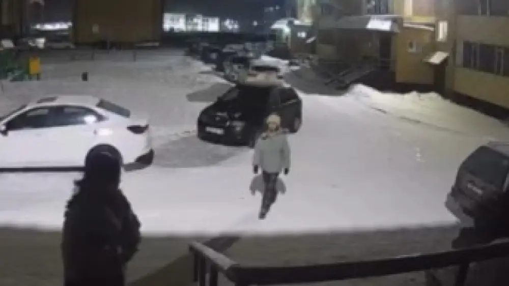 «Soqyr bolǵyń kele me?»: Boıjetkendi qorqytqan áıelge 85 myń teńge aıyppul salyndy