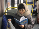Avtobýsta kitap oqıdy