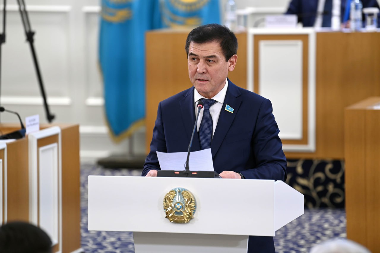 Senator bir palataly Parlamentke kóshý týraly: Zań shyǵarýshy organnyń ókilettikteri qaıta qaraldy