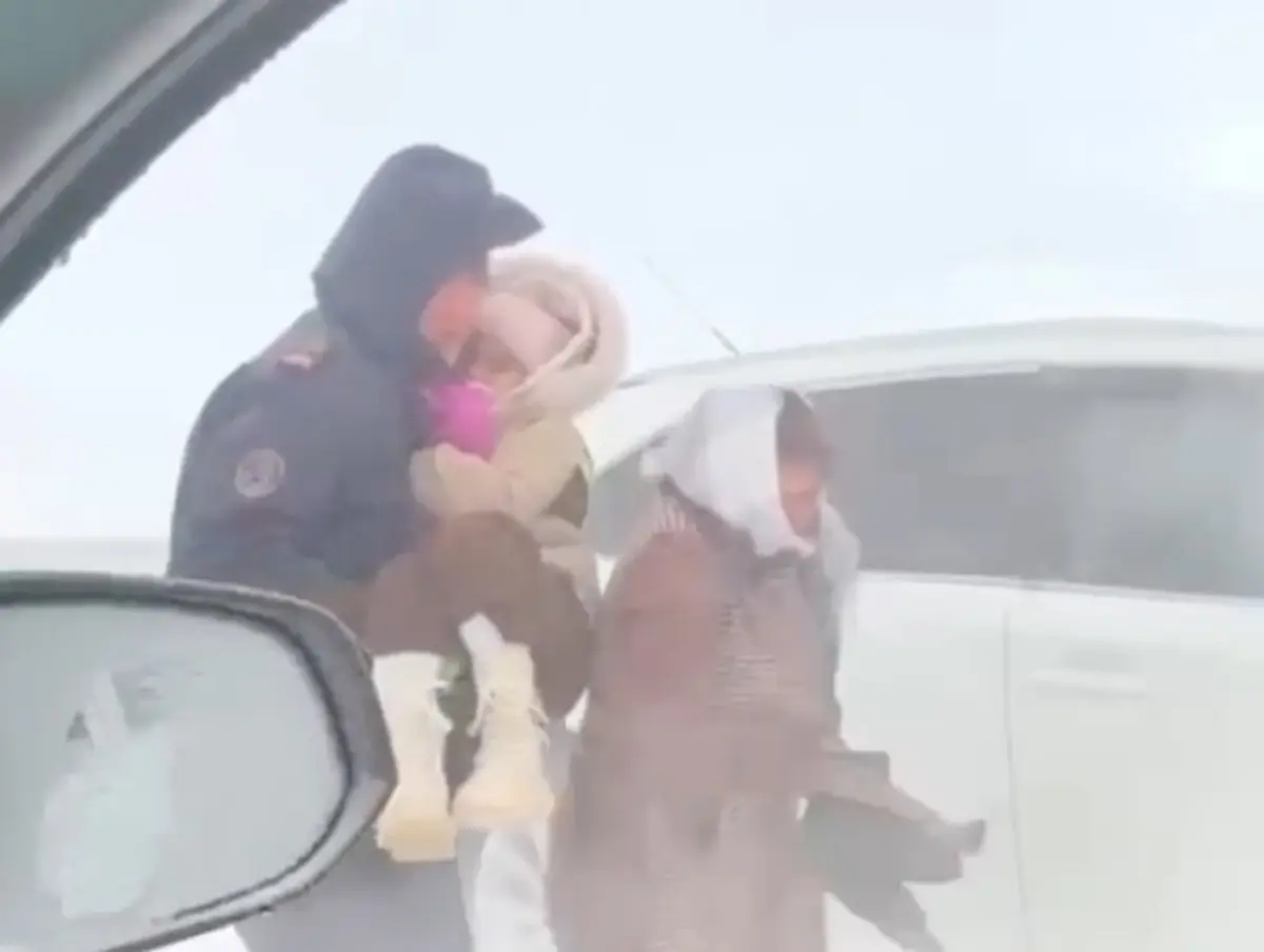 Mańǵystaý oblysynda áıel men úsh bala qar qursaýynan qutqaryldy