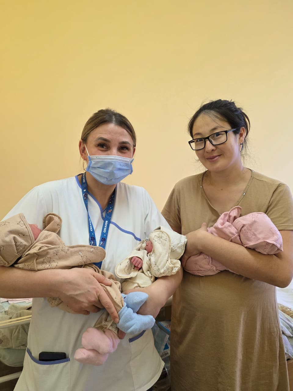 Qostanaıda úshem dúnıege keldi