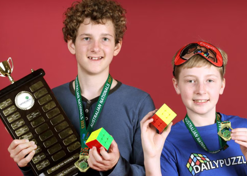 Kózi baılaýly sportshy rýbık kýbıgin 11,67 sekýndta qurastyrdy