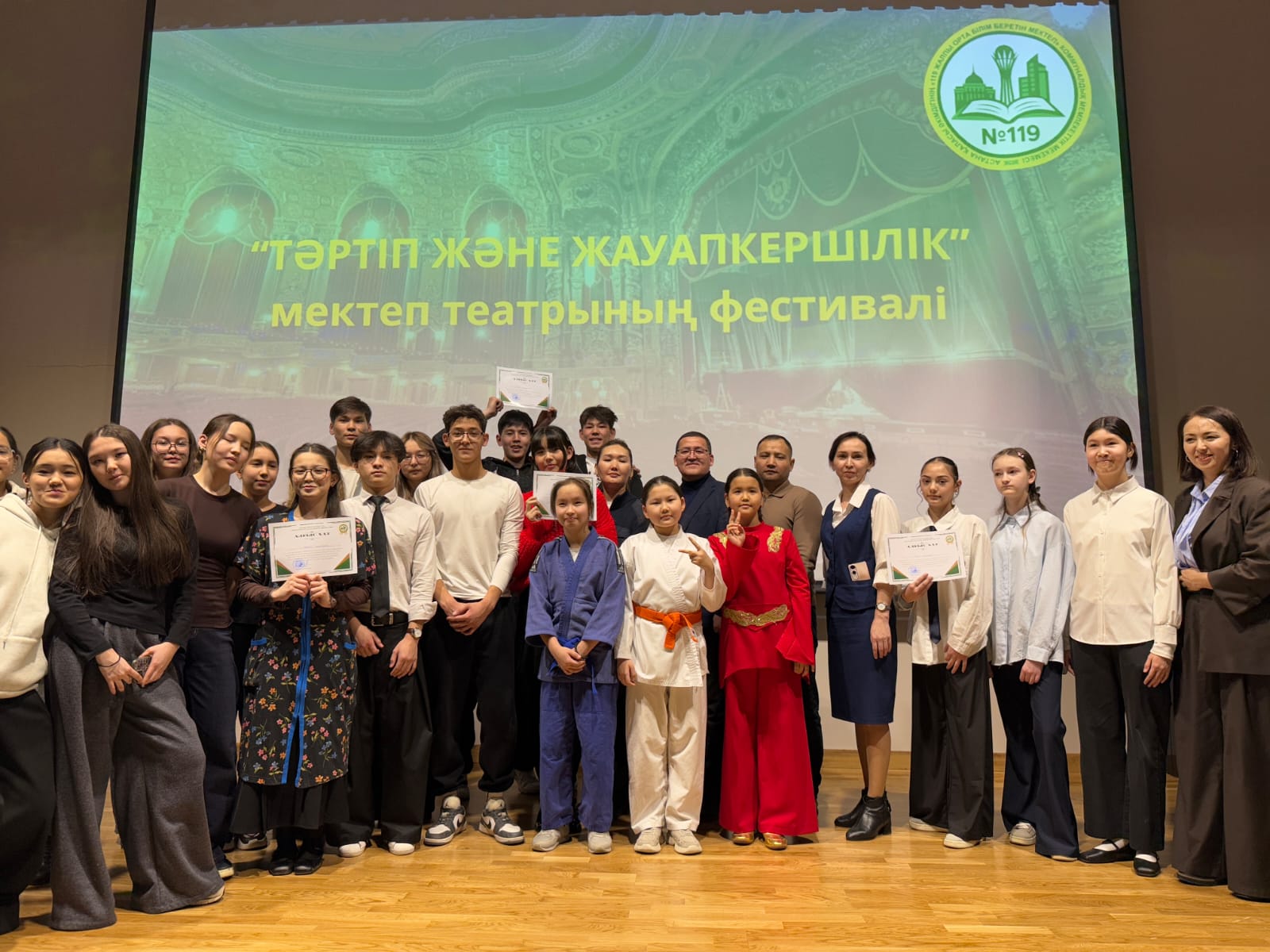 Oqýshylar ómirdiń ózin sahnalady