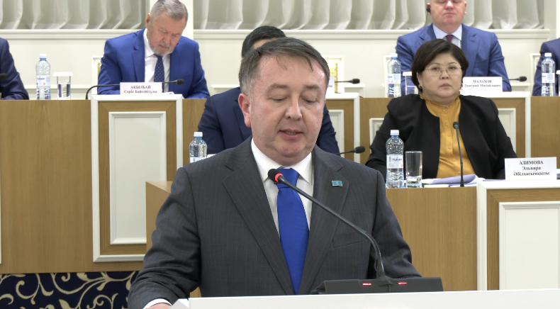 Mınıstr Erlan Sársembaev Konstıtýsııanyń jańa redaksııasyn qabyldaýdy qoldady