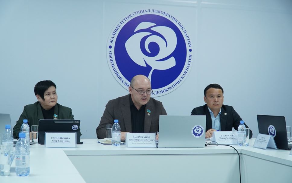 Jalpyulttyq sosıal-demokratııalyq partııa Ata zańnyń jańa jobasyn talqylady