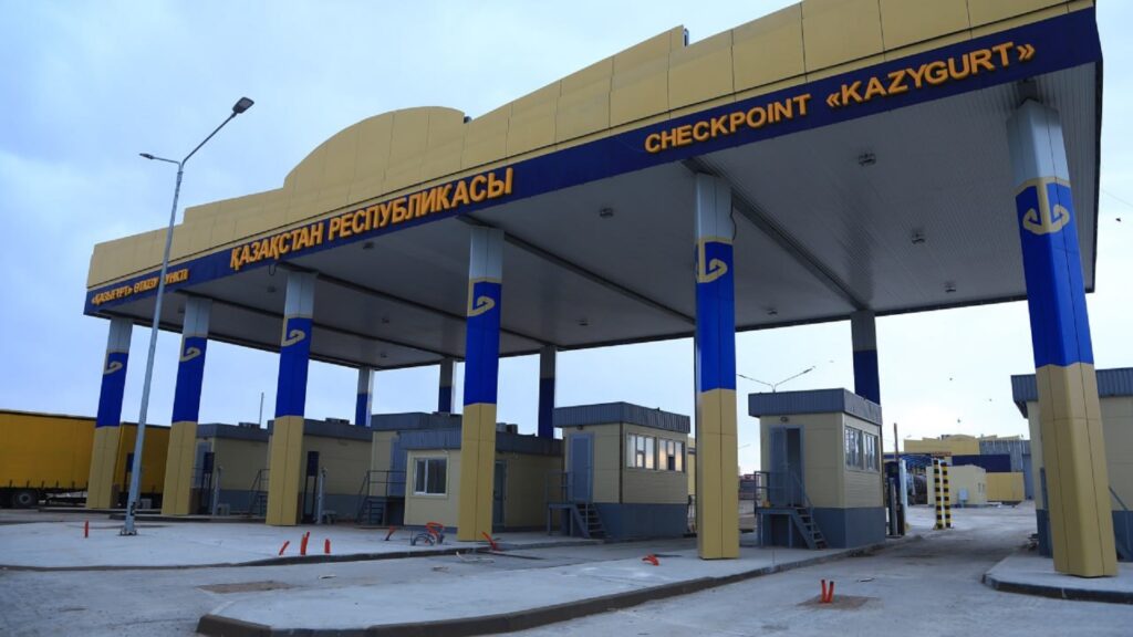 Qarý-jaraq pen valıýta: Shekarada zańsyz júk tasymalynyń joly kesildi