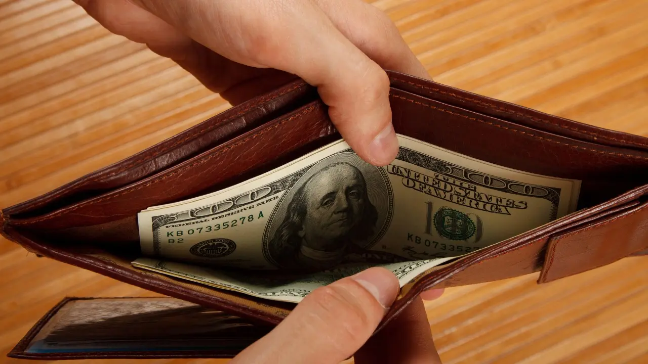 Ulttyq qordan 10 jyl ishinde jumsalmaǵan qarjy zeınetaqy shotyna aýdarylady