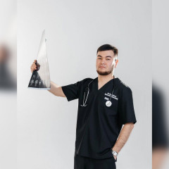 Mańǵystaýlyq stýdent ushaq bortynda jolaýshyǵa járdemdesti