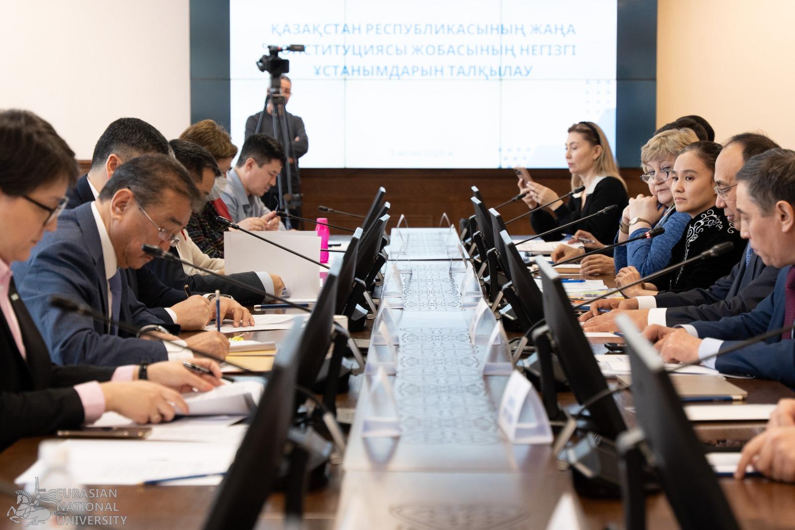 EUÝ-da sarapshylar jańa Konstıtýsııa jobasyn talqylady