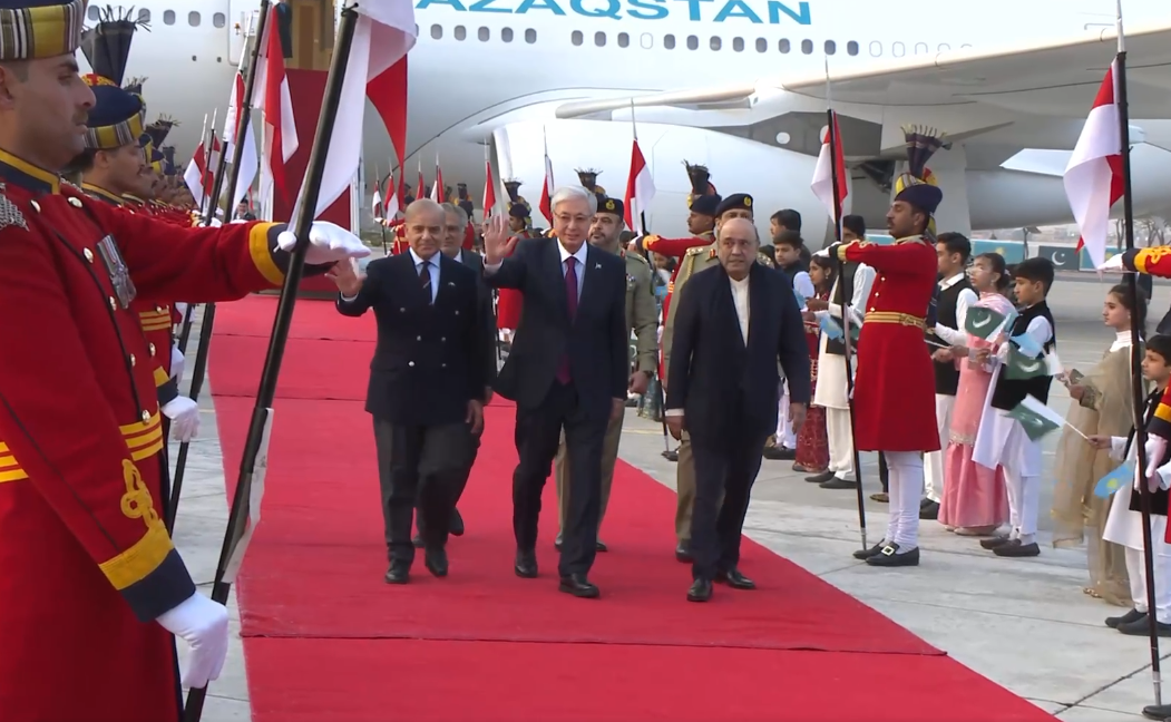 Memleket basshysyn Islamabad áýejaıynda Prezıdent Asıf Alı Zardarı qarsy aldy