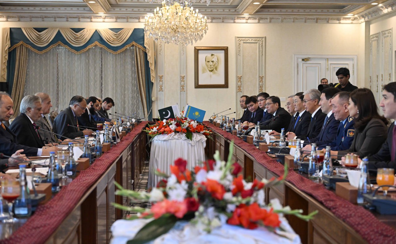 Memleket basshysy Pákistan Premer-mınıstrimen keńeıtilgen quramda kelissóz júrgizdi