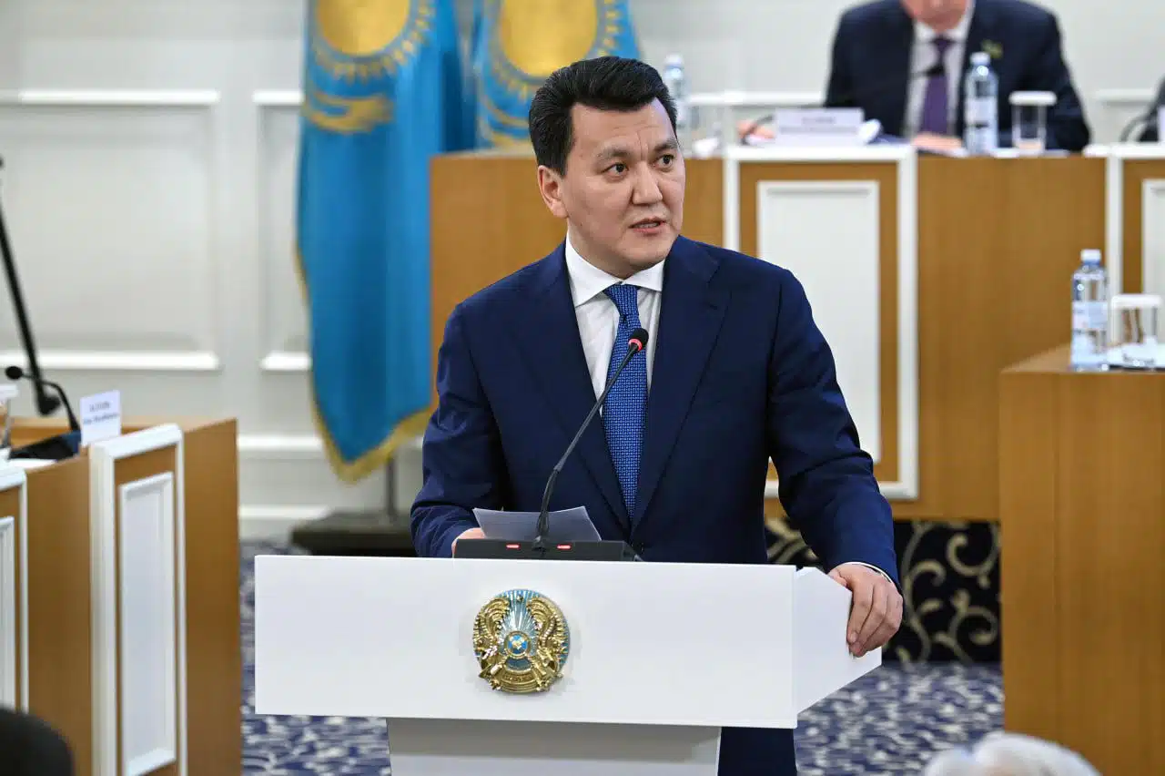 Erlan Qarın: Qoldanystaǵy Ata zańnyń kóptegen tustaryn birneshe ret qaıtalap oqysańyz da, túsinbeısiz