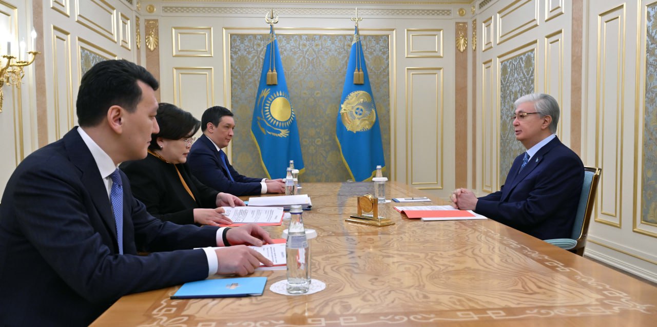 Prezıdent Konstıtýsııalyq komıssııa jetekshilerimen jumys keńesin ótkizdi