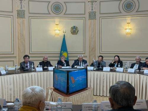 Jazýshylar jańa Konstıtýsııanyń rýhanı ózegin talqylady