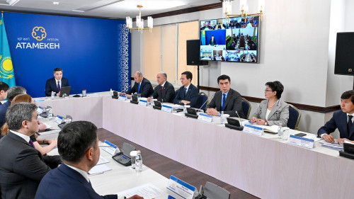 Oljas Bektenov kásipkerlermen qandaı máselelerdi talqylady?