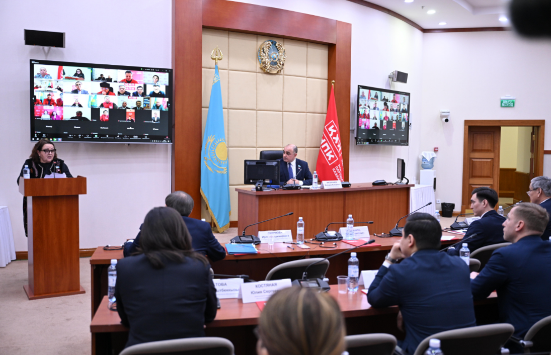 Konstıtýsııa jobasy partııalyq pikirtalas taqyrybyna aınaldy