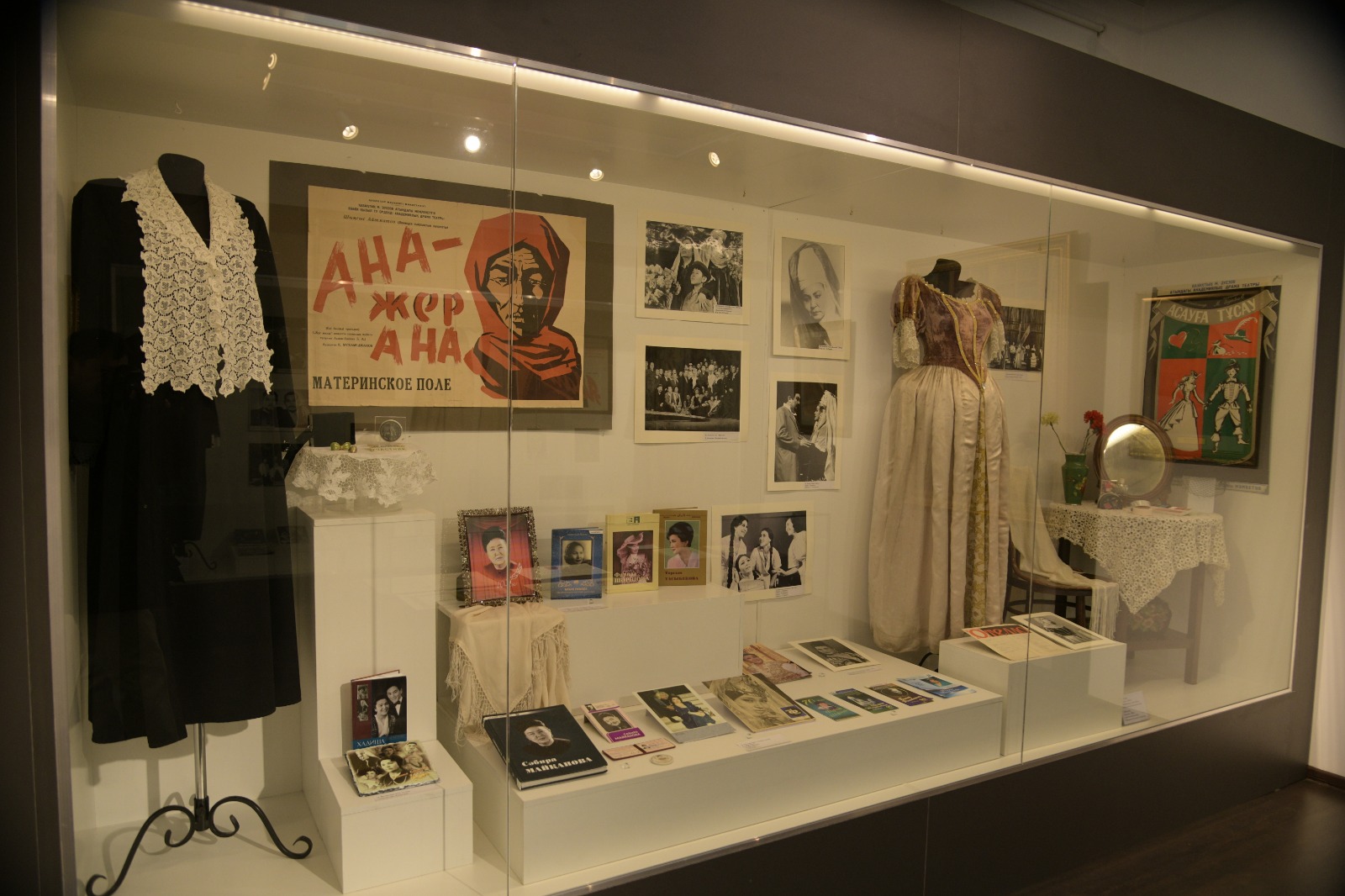 Ákemteatrdyń aıryqsha jádigerlikteri