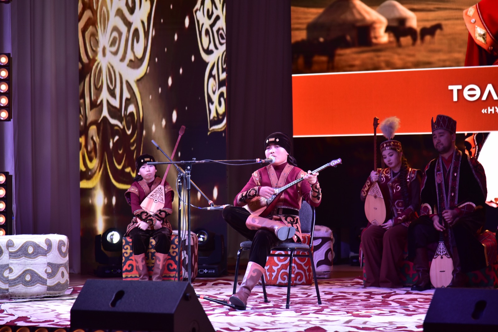 Jas jyrshylar «Qyrymnyń qyryq batyryn» jyrlady