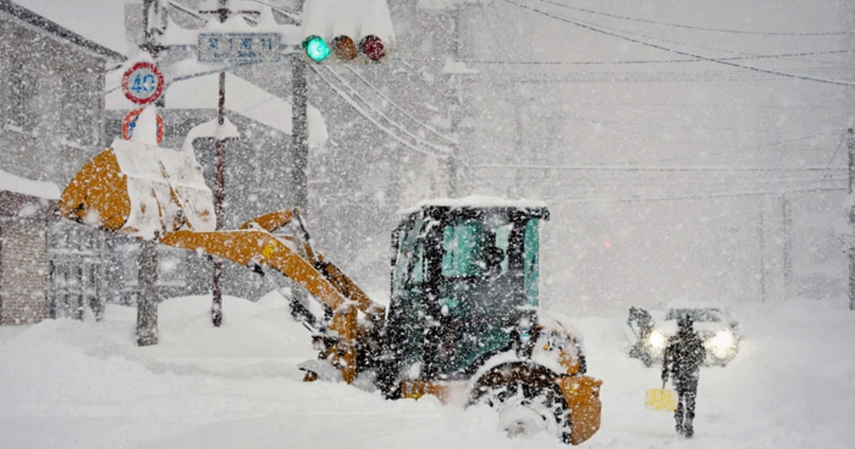 Japonııada jaýǵan qalyń qar saldarynan 40-tan astam adam qaza tapty