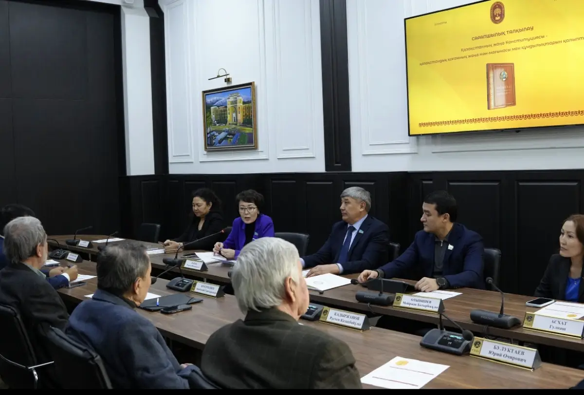 Jańa Konstıtýsııa jobasy sarapshylardyń qoldaýyna ıe boldy