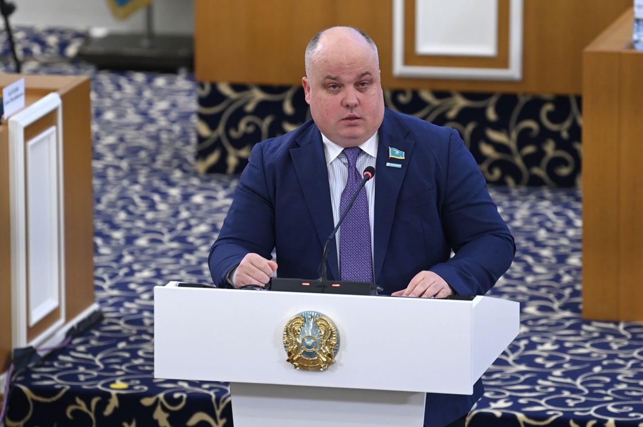 Ádil eńbek, qaýipsiz jumys, laıyqty jalaqy: Maksım Rojın jańa Konstıtýsııanyń mańyzdy tusyn atady