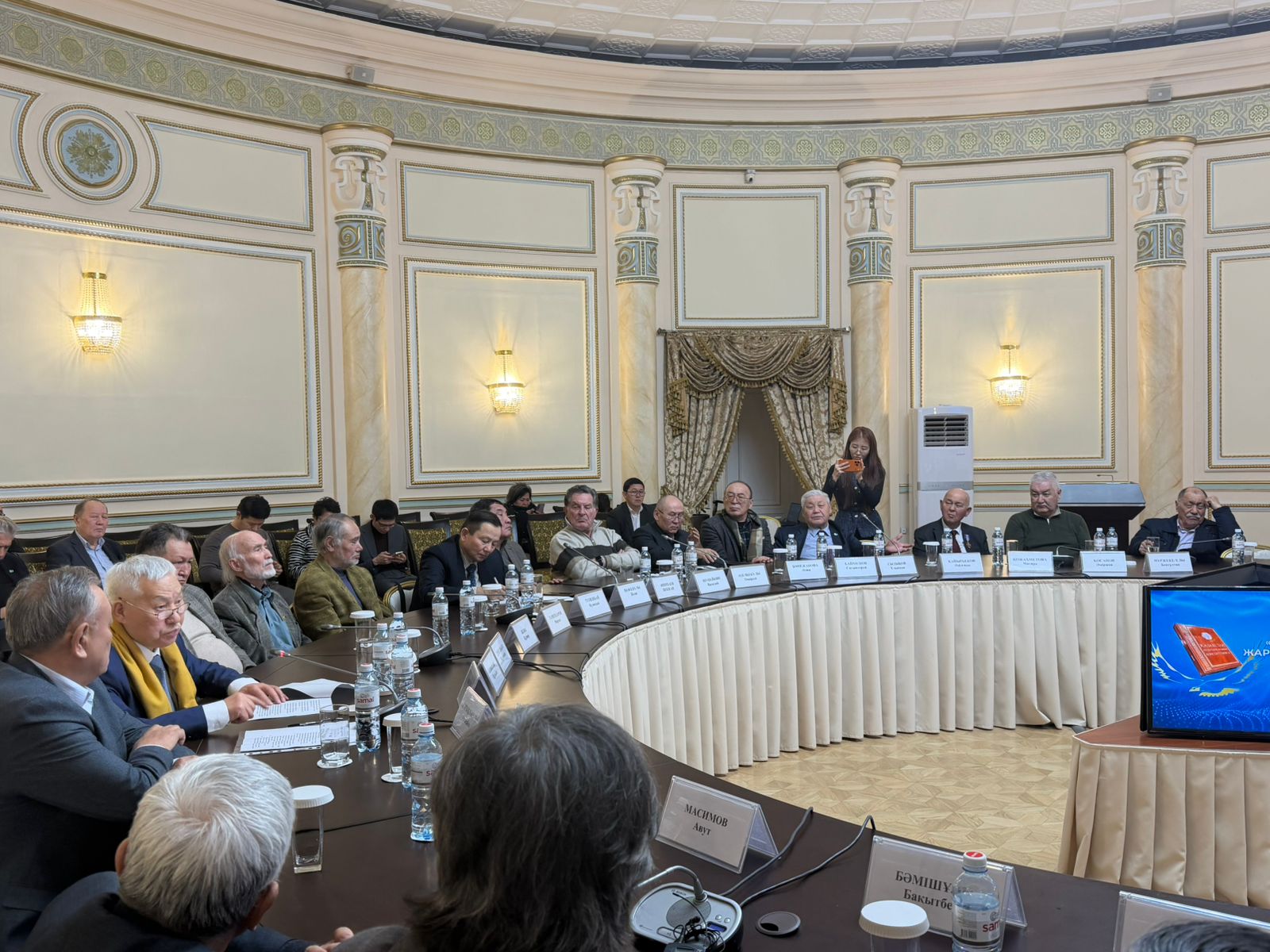 Jańa joba – qoǵam talqysynda