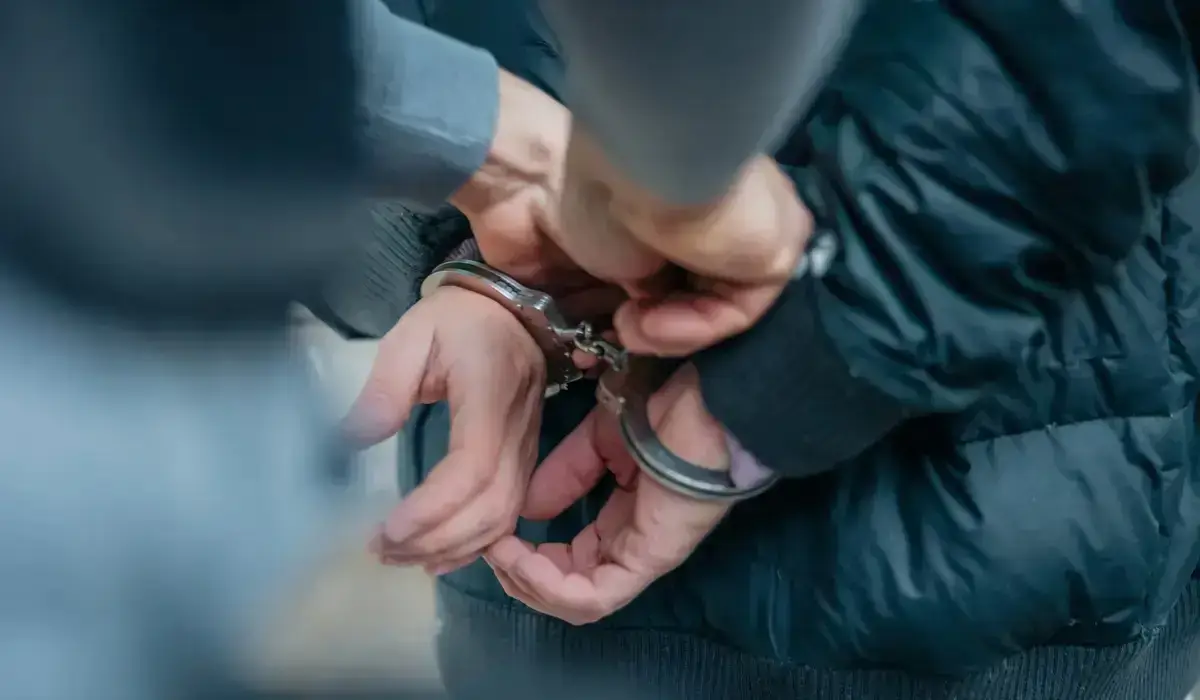 «Bıznesińdi japtyramyn»: Shymkentte kásipkerden 20 mln teńge bopsalaǵan kúdikti ustaldy